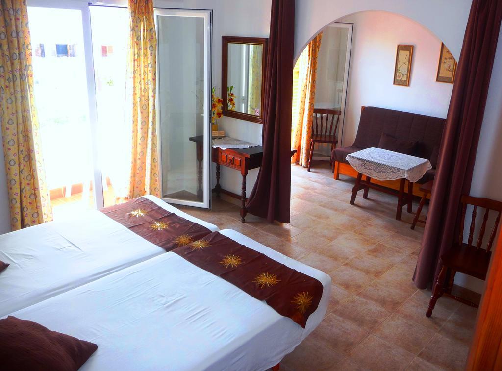 Hostal Yebisah Santa Eulária des Riu Exterior foto